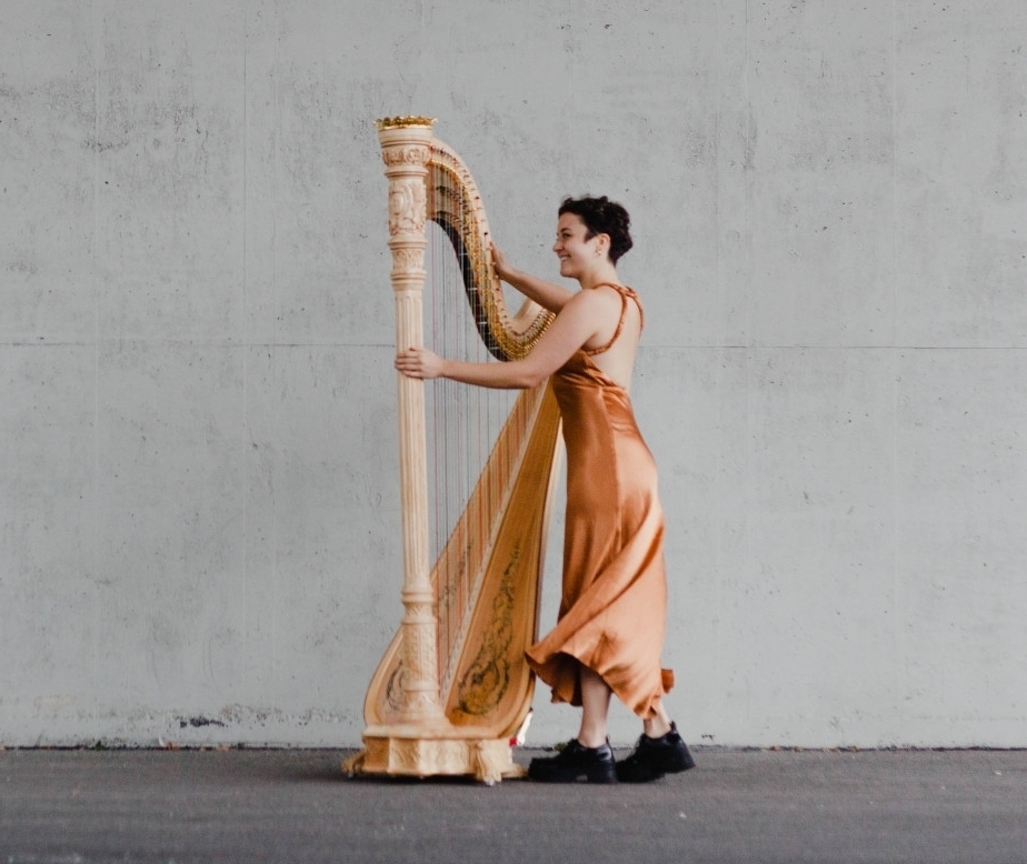 Harfenistin Theresa Raff gibt ein Konzert in der Waldenbucher Stadtkirche.    Bild: Stefan Wolf