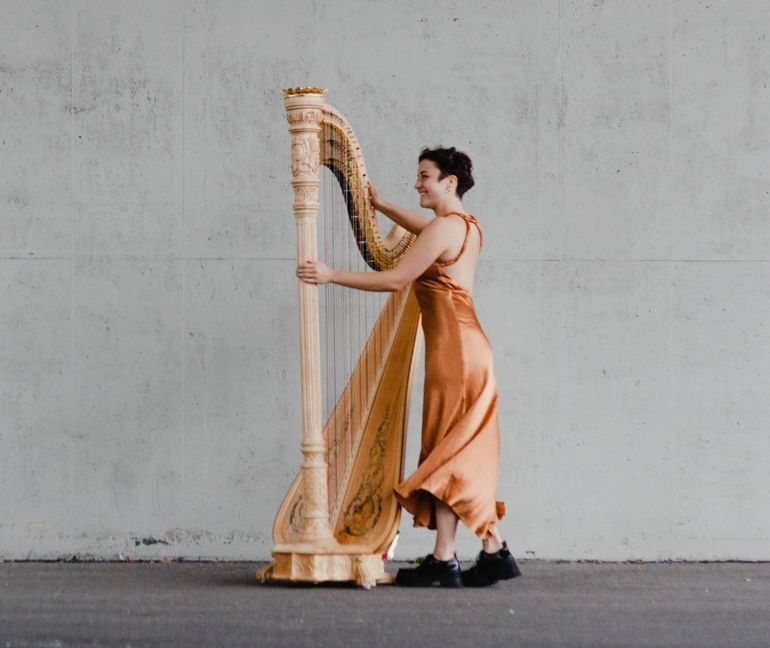 Harfenistin Theresa Raff gibt ein Konzert in der Waldenbucher Stadtkirche.    Bild: Stefan Wolf