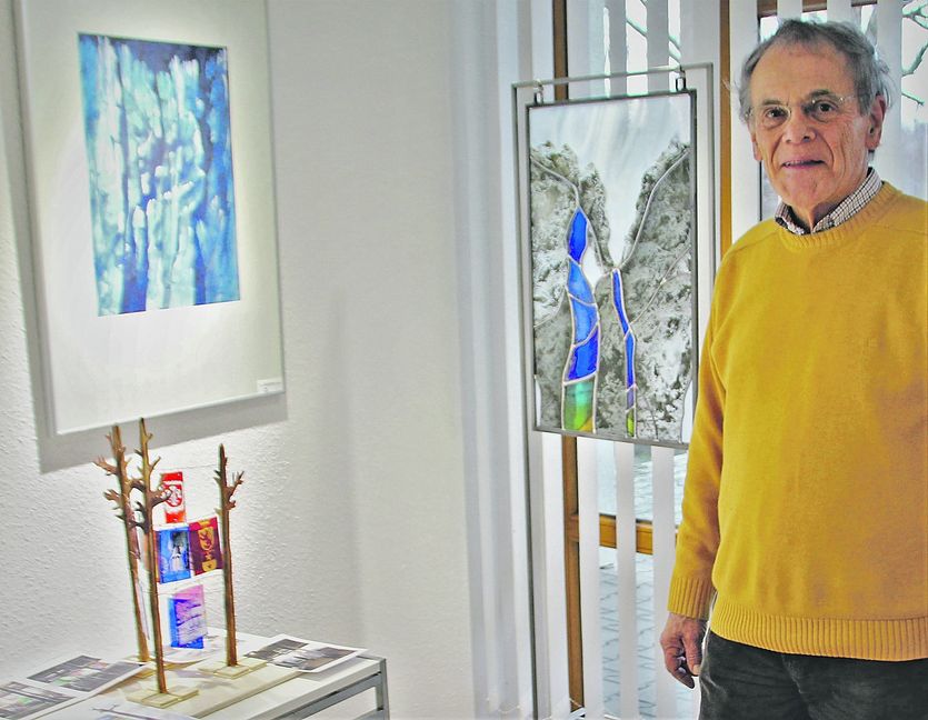 An der Wand ein Aquarell, am Fenster das Glaswerk-Gebirge und links das Modell seines neuesten Kunstwerks an der Haltestelle der Schönbuchbahn in Holzgerlingen.  Bild: Denner