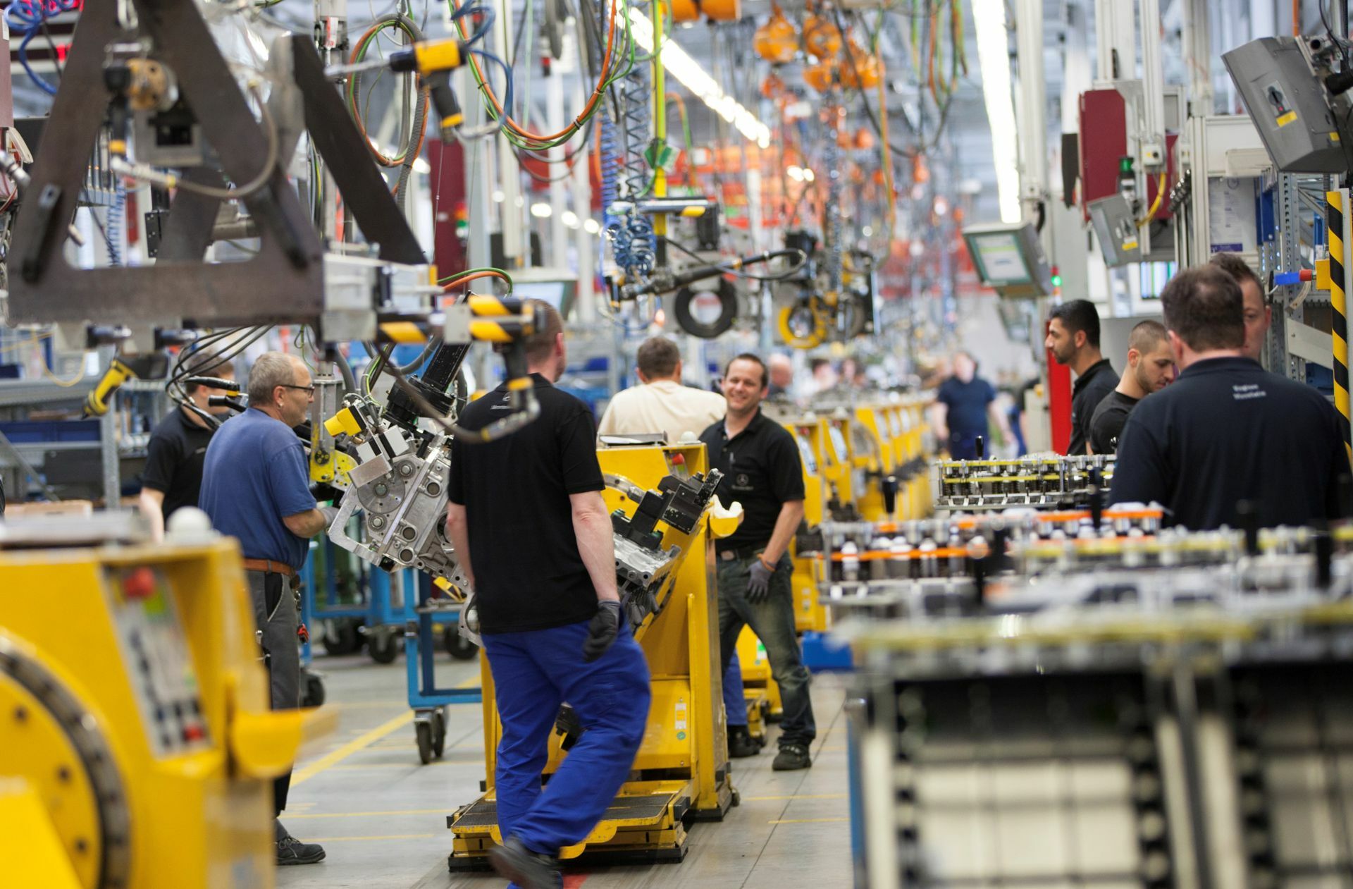 Motoren für schwere Fahrzeuge wie den OM 471 (im Bild die Fertigung) will Daimler Truck weiterhin in Mannheim herstellen. Cummins soll die Produktion der mittelschweren Motoren übernehmen. Foto: Daimler AG