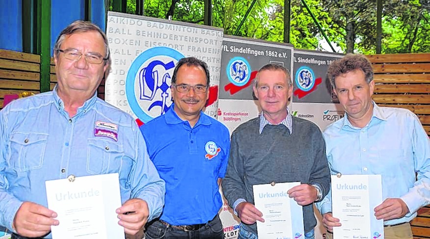 VfL-Präsident Dr. Heinrich Reidelbach (Zweiter von links) zeichnet Siegfried Wurst (Abteilungsleiter Taekwondo), Michael Häupler (Abteilungsleiter Badminton) und Hans-Jochen Braun (Abteilungsleiter Schach, von links) bei der Delegiertenversammlung für mit der Verdienstnadel in Gold aus. Bild: Wegner