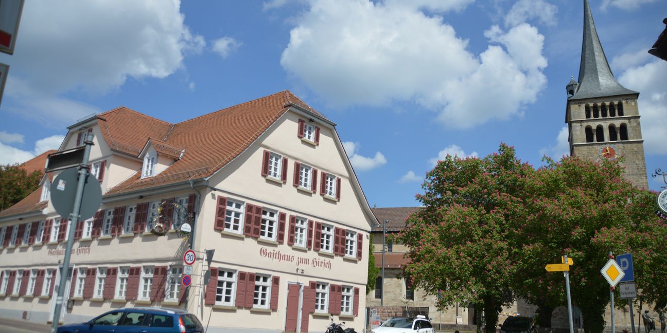 Das Gasthaus Hirsch in der Ziegelstraße. Rechts im Hintergrund die Martinskirche.Bild: Wegner