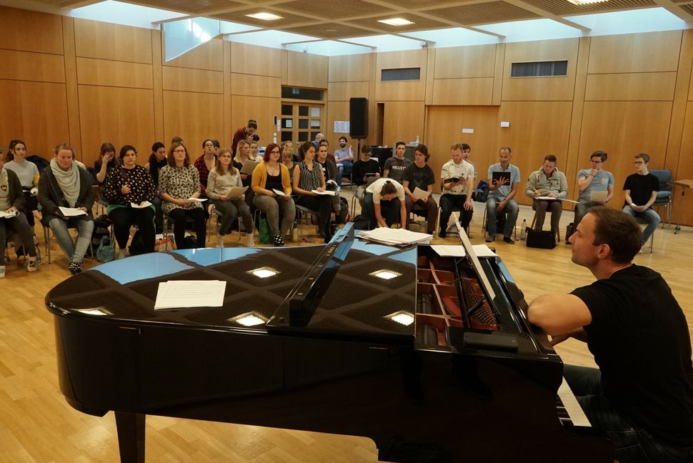 Gesangscoach Nico Müller bei der Probenarbeit mit dem Projektchor der Jungen Bühne für die Musicalgala. Bild Heiden