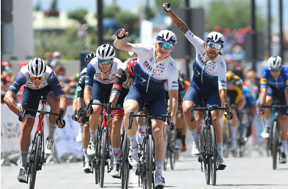 André Greipel (Mitte) und sein Anfahrer Rick Zabel (rechts) bejubeln den Sprinterfolg in Cúllar Vega im Mai.
 Foto: imago/Sirotti Stefano