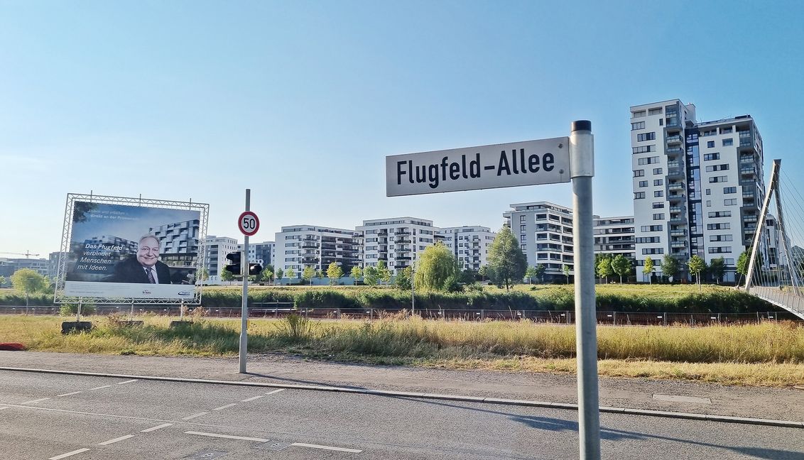 Ursprünglich hätte an der Flugfeld-Allee schon das „Pier“ – ein Projekt der Böblinger Baugesellschaft mit 180 Wohnungen und 8000 Quadratmeter Gewerbefläche schon stehen sollen. Doch nachdem sich das Bebauungsplanverfahren in die Länge zog und danach weitere Abstimmungsprobleme auftauchten, ist das Projekt inzwischen für die BBG vorerst nicht mehr realisierbar.  Bild: Hamann