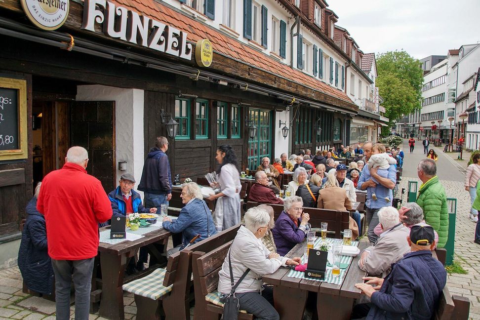 Auch in den Nebenstraßen beim Wettbachplatz haben sich die Sindelfinger Jahrgänge getroffen. Bild: Dettenmeyer