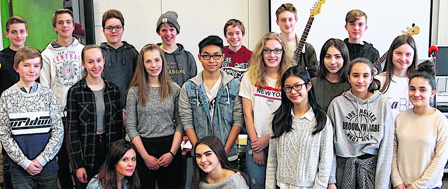 Chor und Band des Max-Planck-Gymnasiums proben für das Charity-Projekt am 20. März im Breuningerland. Bild: z