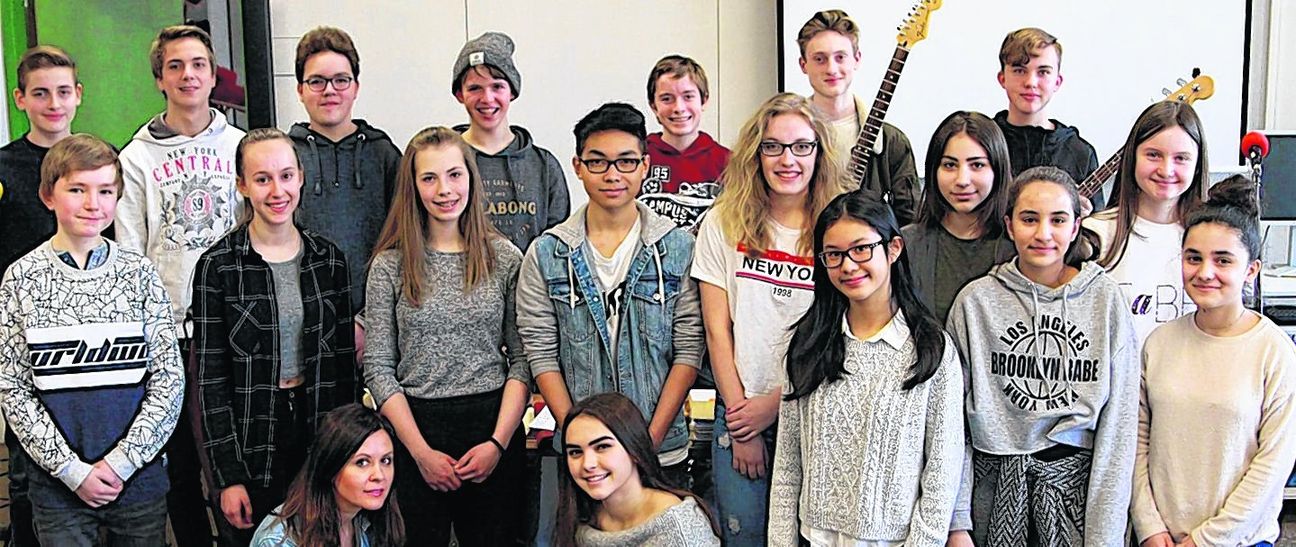 Chor und Band des Max-Planck-Gymnasiums proben für das Charity-Projekt am 20. März im Breuningerland. Bild: z