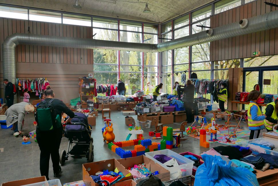 Die Erstausstattungs-Boutique in der Klosterseehalle steht bei den Kriegsflüchtlingen hoch im Kurs. Bild: Jung