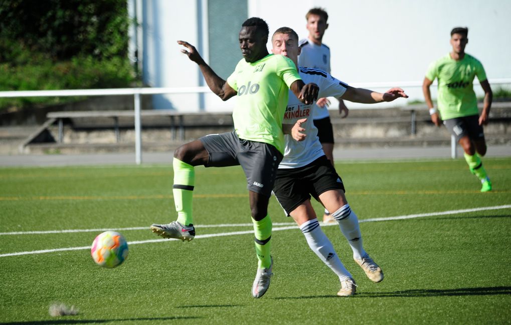 Maichingens Abdoul Goffar Tchagbele (links) im Zweikampf mit Gärtringens Filip Jose Marques Moreira. In diesem Spiel gibt es keinen Sieger.      Bild: Photostampe