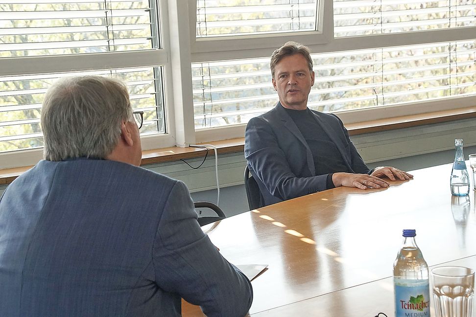Markus Schäfer (rechts) beim Gespräch mit SZ/BZ-Chefredakteur im Verlagsgebäude von  Röhm-Medien in Sindelfingen.  Bild: Dettenmeyer