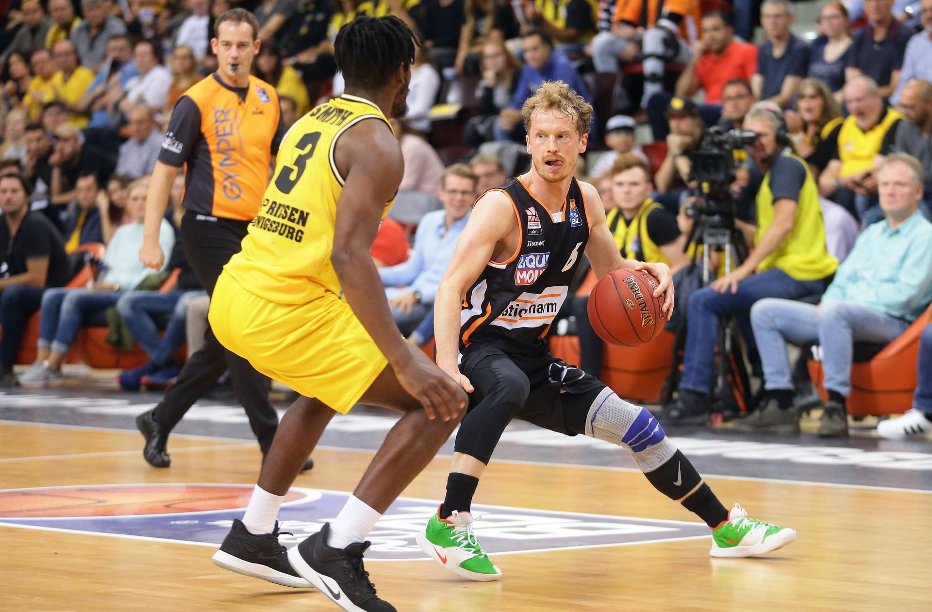 Per Günther (re., gegen Ludwigsburgs Starspieler Jaleen Smith) wird auch in der neuen Saison weiter für Ratiopharm Ulm am Ball sein. Foto: Baumann