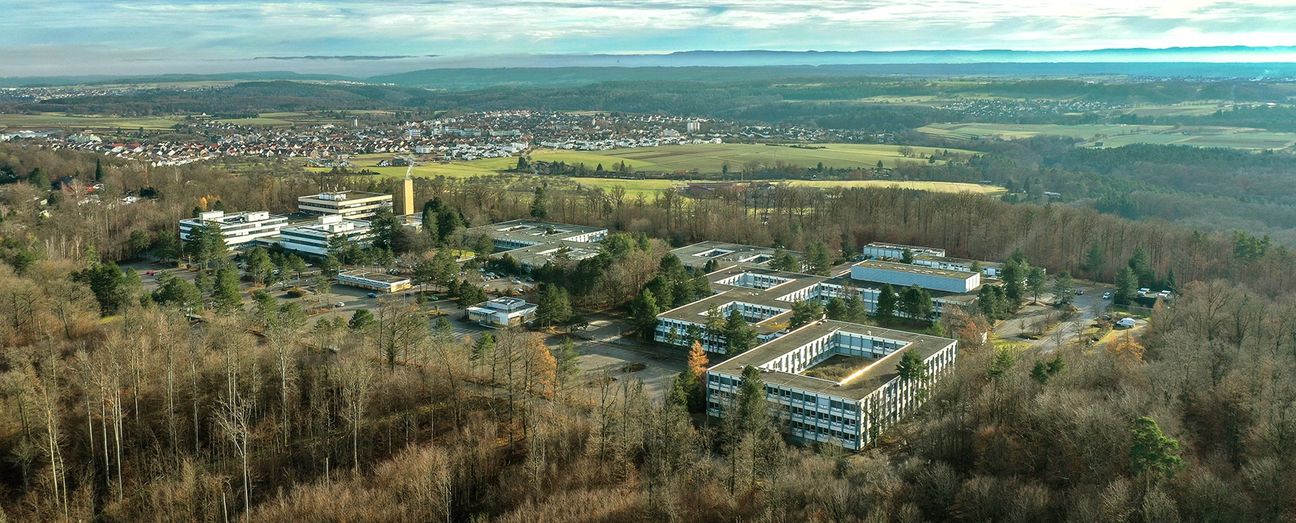 Blick aufs IBM-Areal: Weil das Forschungslabor nach Ehningen umzieht und das Areal, auf dem sich aktuell der Mobilfunkmast befindet, der den Rauhen Kapf versorgt, neu bebaut wird, braucht es einen Standort für einen Ersatzmasten. Der soll in einem Waldstück direkt neben dem IBM-Areal (Bild links) an der Schönaicher Straße aufgebaut werden.  Bild: Derttenmeyer/A