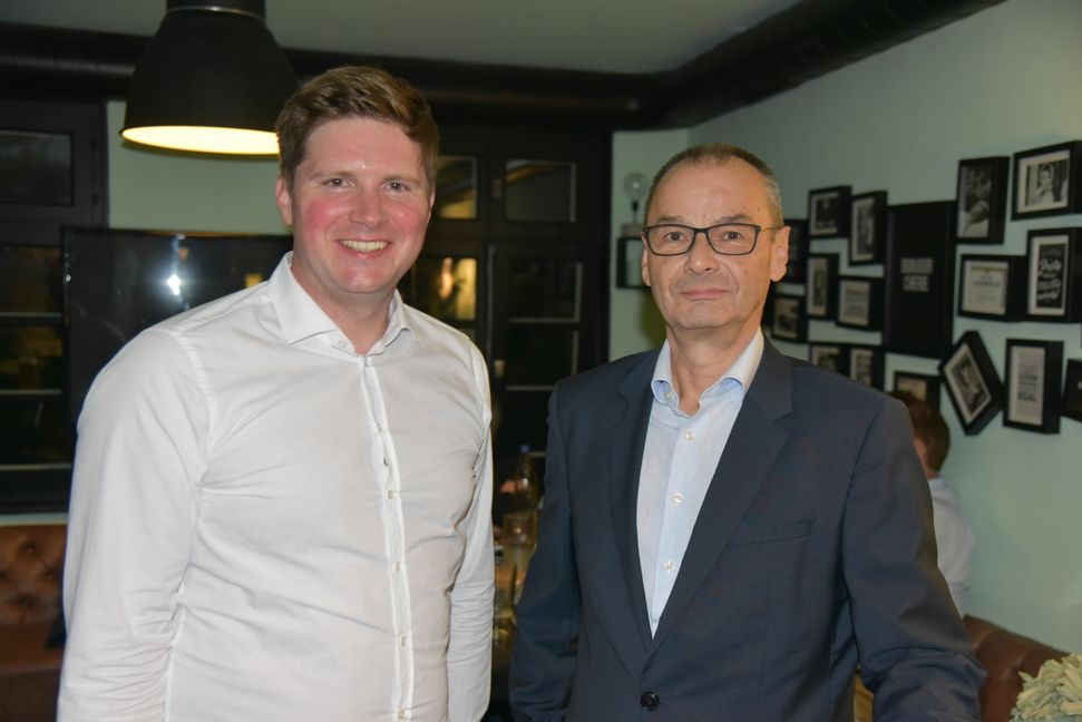 Unser Bild zeigt den Bundstagabgeordneten Dr. Florian Toncar und den Kreisvorsitzenden Hans Dieter Scheerer bei der Kreis-Mitgliederversammlung der FDP in Böblingen.    Bild: z