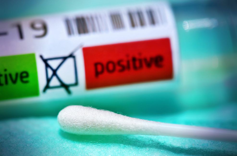 Covid-19-Abstrichröhrchen mit dem Vermerk eines positiven Ergebnisses
 Foto: imago /Christian Ohde