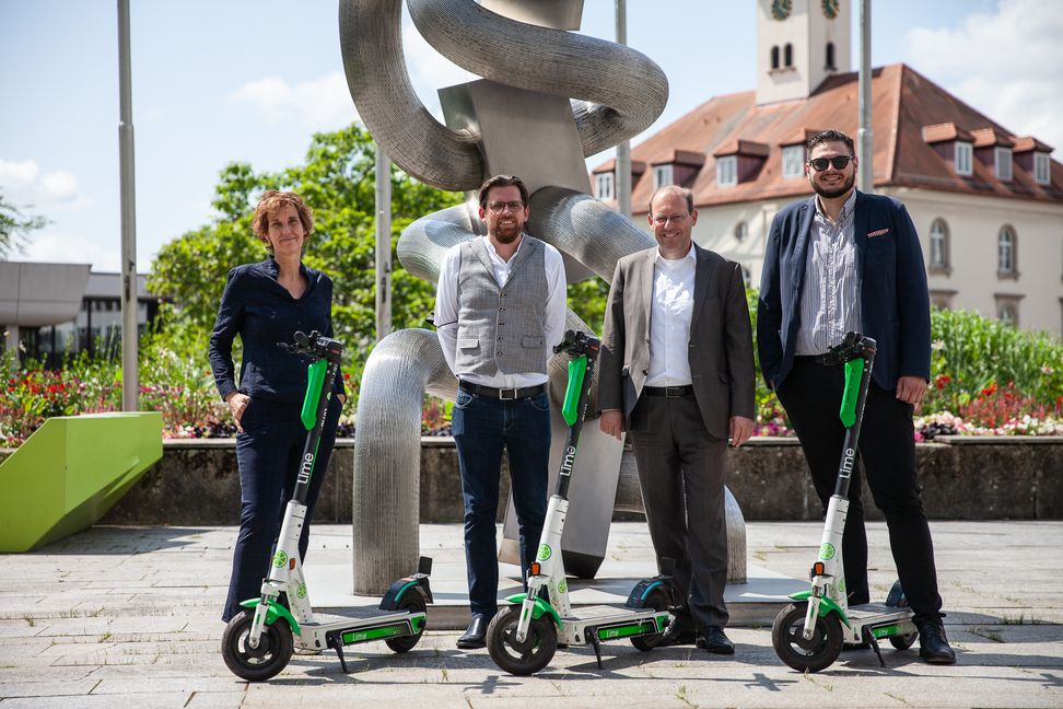 Baubürgermeisterin Dr. Corinna Clemens, Frank Thieme (Operations Manager bei Lime), Oberbürgermeister Dr. Bernd Vöhringer und Lennart Kröl. Er ist der Stellvertreter von Frank Thieme für den Großraum Stuttgart.  Bild: z