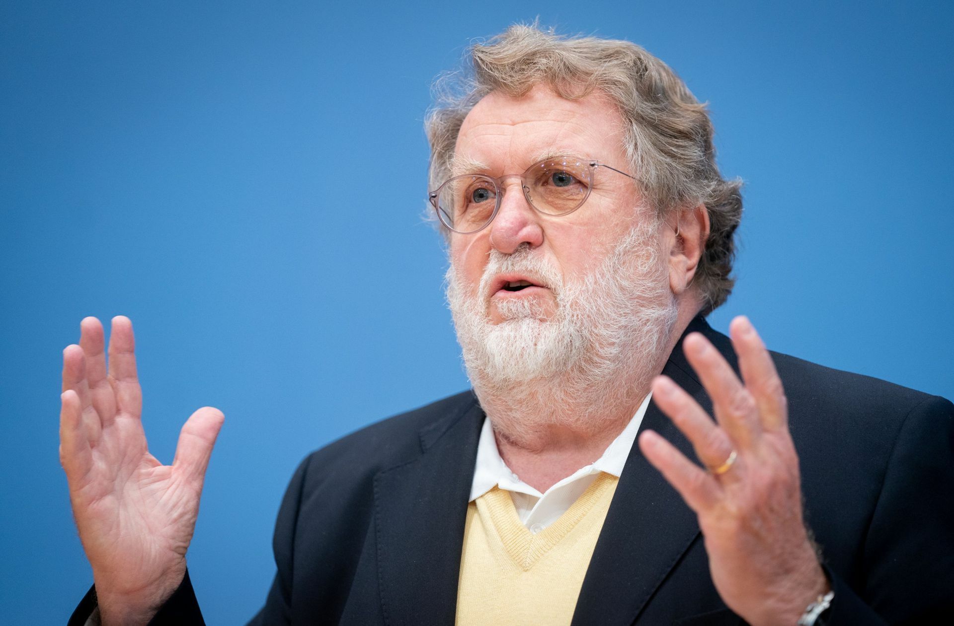 Stiko-Chef Thomas Mertens warnt vor zu schnellen Entscheidungen.
 Foto: dpa/Kay Nietfeld