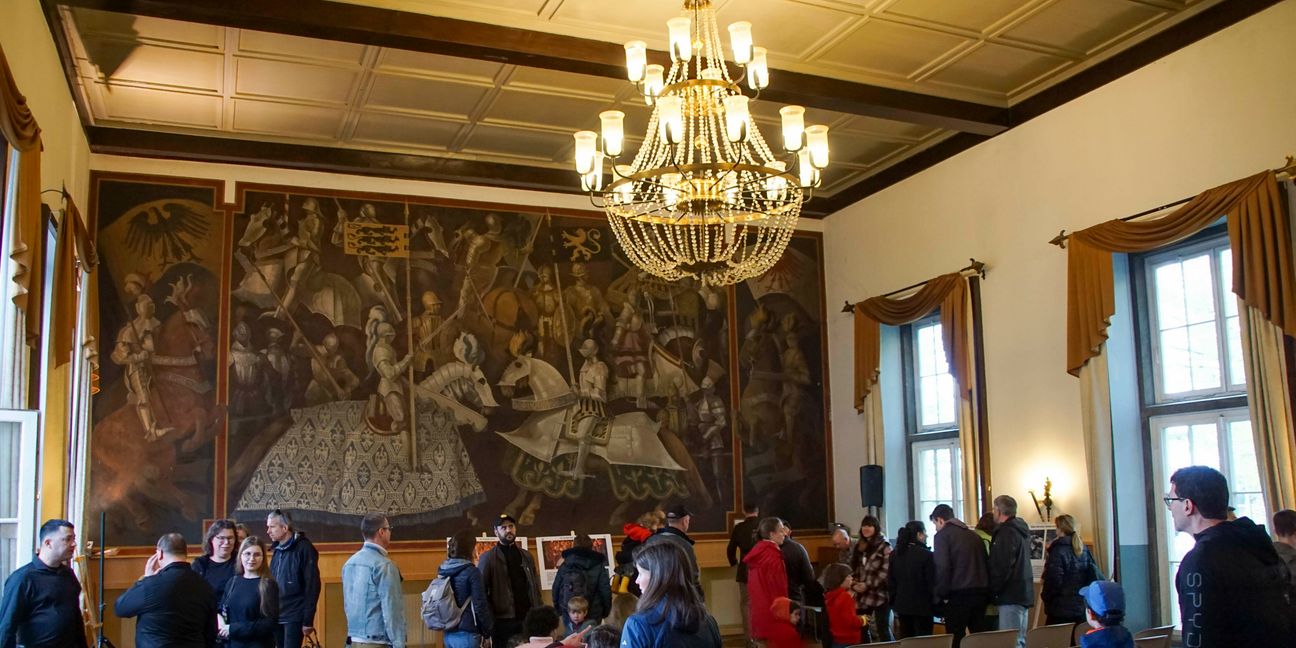 Der prunkvolle Ballsaal: ein prächtiges Wandgemälde aus dem Jahr 1939 ziert den Raum. Bild: Dettenmeyer
