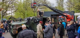 Großer Andrang beim Tag der Offenen Tür im Feuerwehrhaus der Panzerkaserne in Böblingen. Viele Besucher nutzten die Gelegenheit, um sich mal in ein Militärfahrzeug zu schwingen. Bild: Dettenmeyer