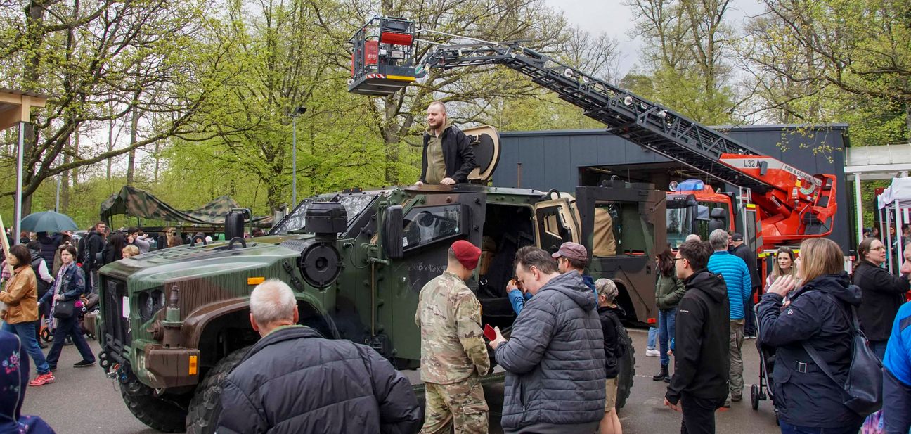 Großer Andrang beim Tag der Offenen Tür im Feuerwehrhaus der Panzerkaserne in Böblingen. Viele Besucher nutzten die Gelegenheit, um sich mal in ein Militärfahrzeug zu schwingen. Bild: Dettenmeyer