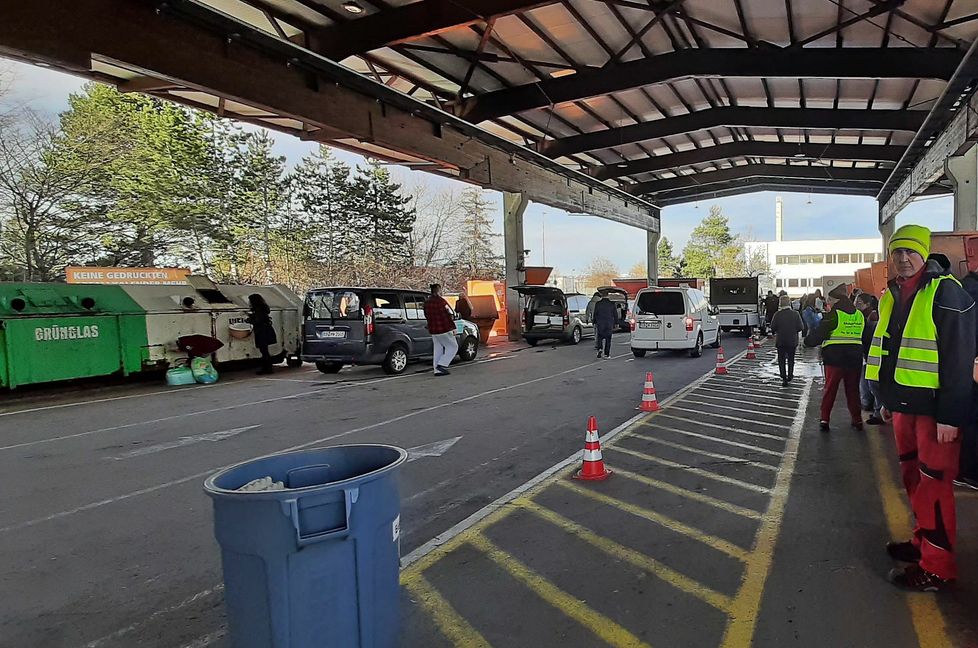 Yusuf Gündüz (rechts), Leiter der Wertstoffhofs auf der Böblinger Hulb, kennt den großen Andrang nach Weihnachten bereits aus den vergangenen Jahren. Bild: Elbers