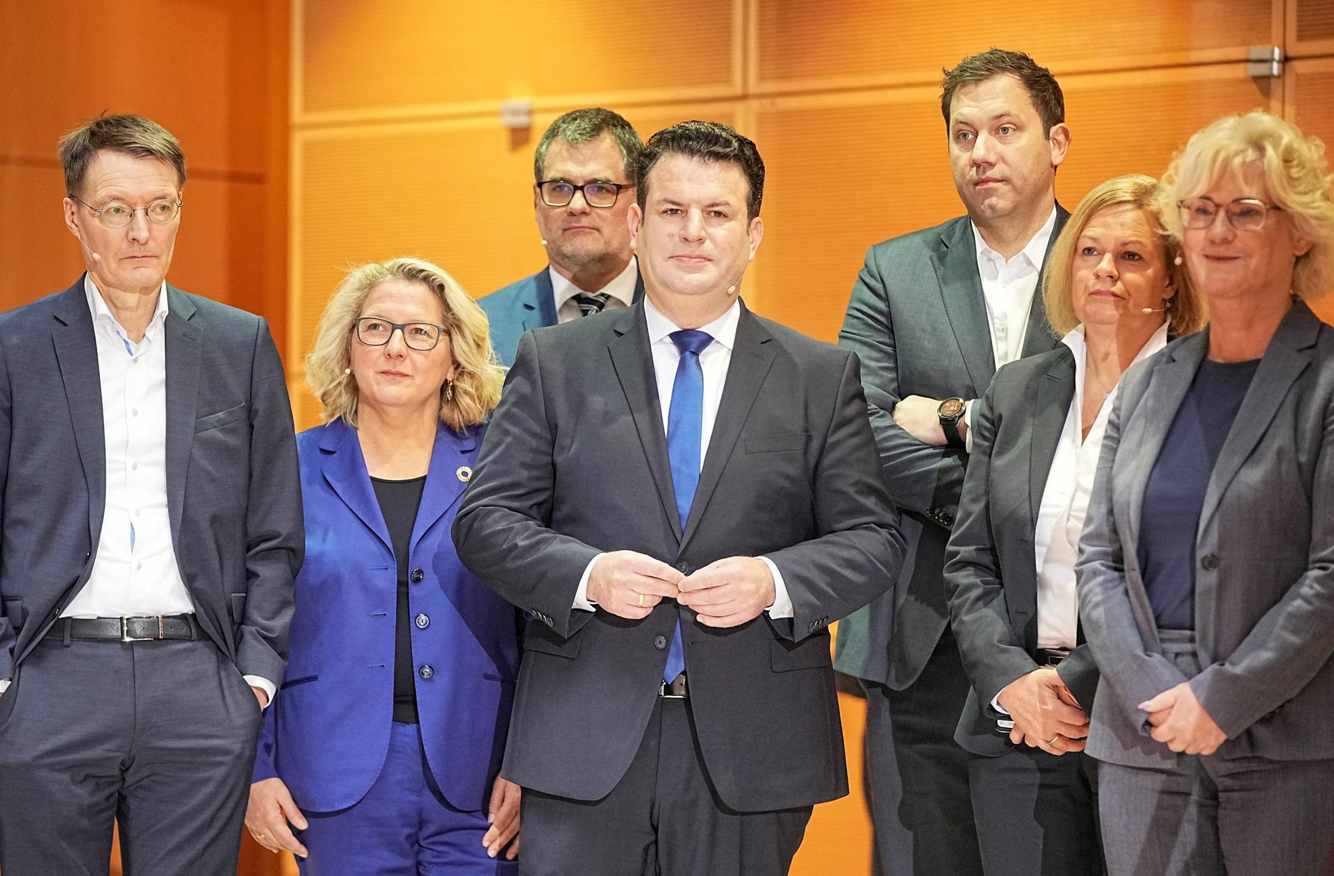 Das sind die SPD-Minister (v. l.): Karl Lauterbach, Svenja Schulze,  Wolfgang Schmidt, Hubertus Heil, Generalsekretär Lars Klingbeil (hat sich dazu gestellt), Nancy Faeser, und  Christine Lambrecht.
 Foto: dpa/Michael Kappeler