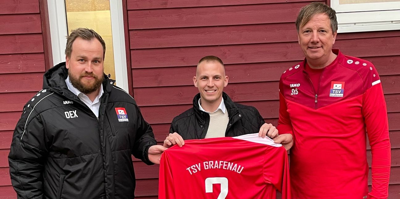 Der sportliche Leiter Sascha "Dex" Deckers (links) und Abteilungsleiter Stefan Schäfer (rechts) haben Alexander Pretsch als neuen Trainer des TSV Grafenau auserkoren.Bild: Zvizdiç