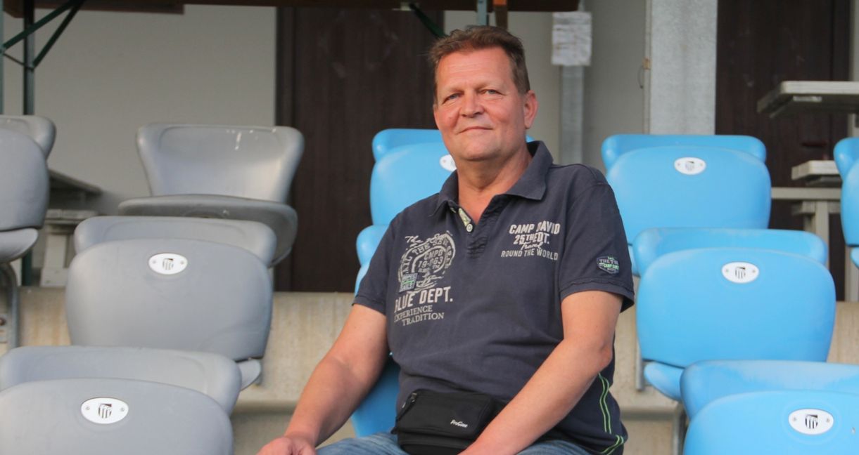 Klaus Löffler behält auf der Tribüne den Überblick. Die Fäden gibt er aber aus der Hand.    Bild: Oberdorfer