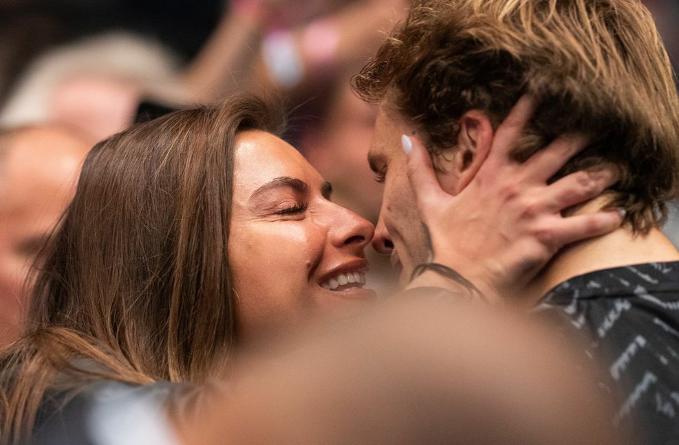 Für den Turniersieg in Wien bekommt Alexander Zverev einen Kuss von seiner Freundin Sophia Thomalla.
 Foto: dpa/Georg Hochmuth