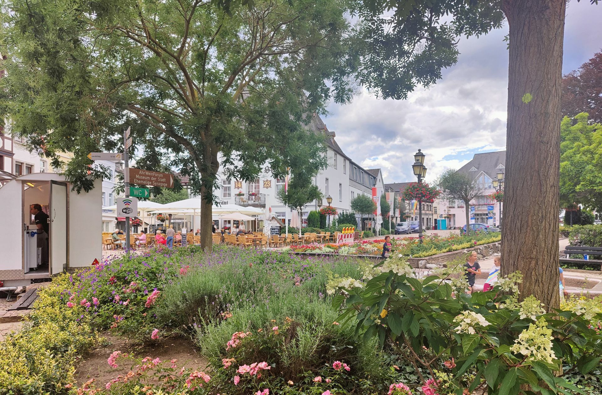 Die Blumenrabatten am Marktplatz von Ahrweiler