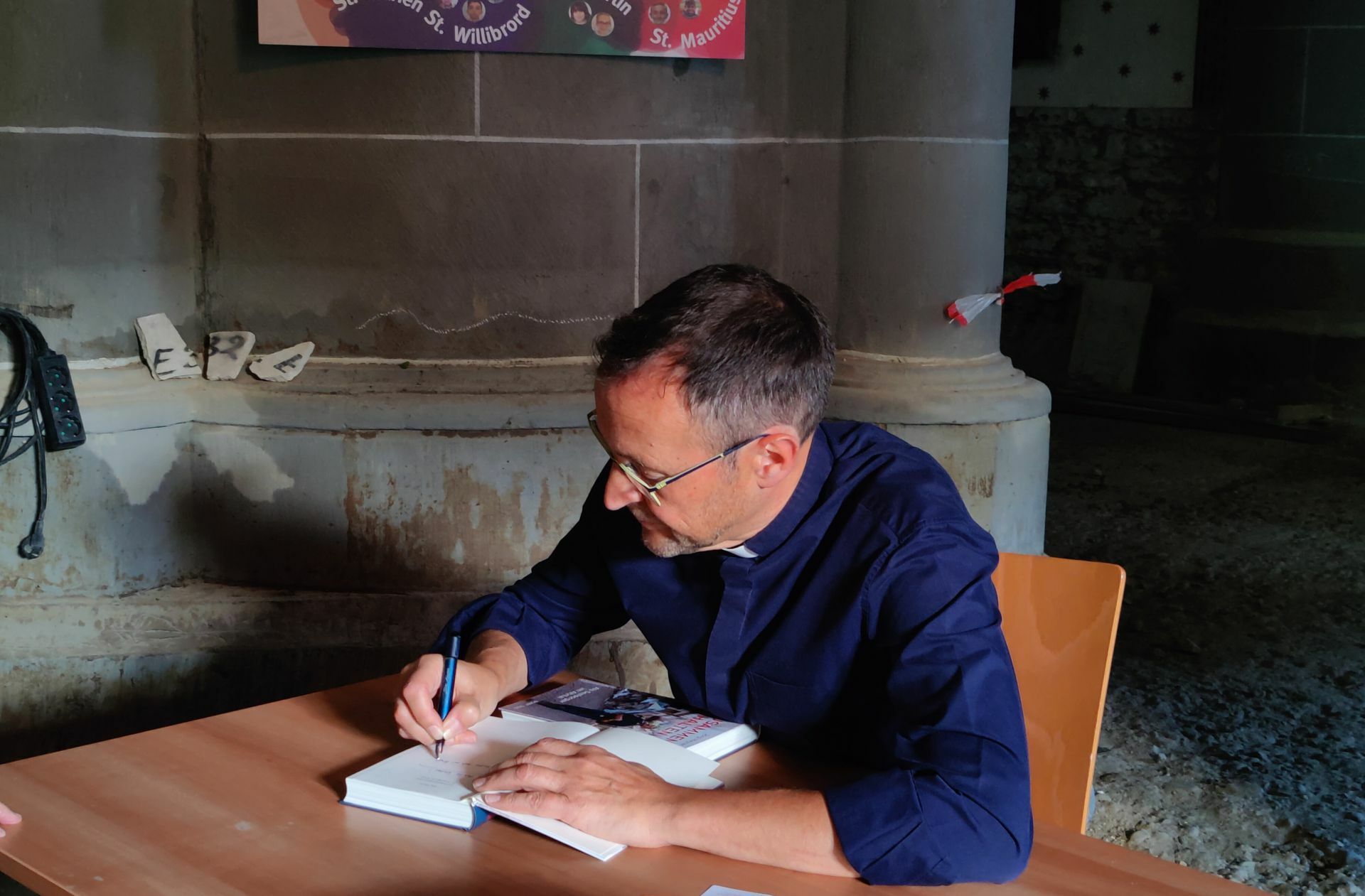 Jörg Meyrer, der Pfarrer von St. Laurentius, nach seiner Lesung in seiner Kirche ohne Strom