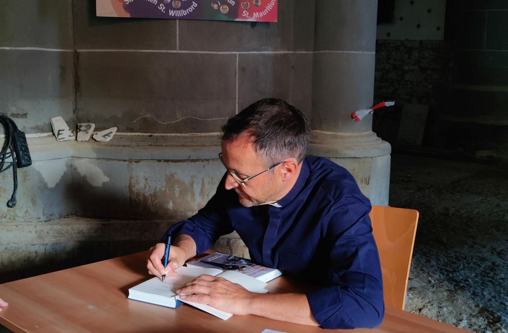 Jörg Meyrer, der Pfarrer von St. Laurentius, nach seiner Lesung in seiner Kirche ohne Strom