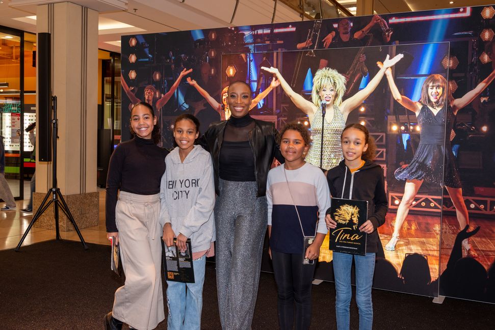 Kyhla Adongo (im Stück Alline, die Schwester von Tina Turner), Zoe McGlone, Amara Besong und Ana McGlone (alle im Stück die junge Tina Turner) hautnah mit ihrem großen Vorbild Aisata Blackman. Bild: Nüßle