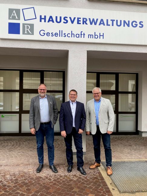 Übergabe der A + R GmbH an die ZIM GmbH. Das SZ/BZ-Bild zeigt Christian Zeisler (links) und Markus Singer von der Baugenossenschaft Sindelfingen mit Martin Zebisch (Mitte).