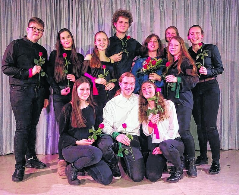 Eine Rose für alle Schauspielerinnen und Schauspieler der Jahrgangsstufe 2 des Böblinger Otto-Hahn-Gymnasiums. Obendrauf gab es einen lang anhaltenden Applaus der Zuschauer. Bild: z