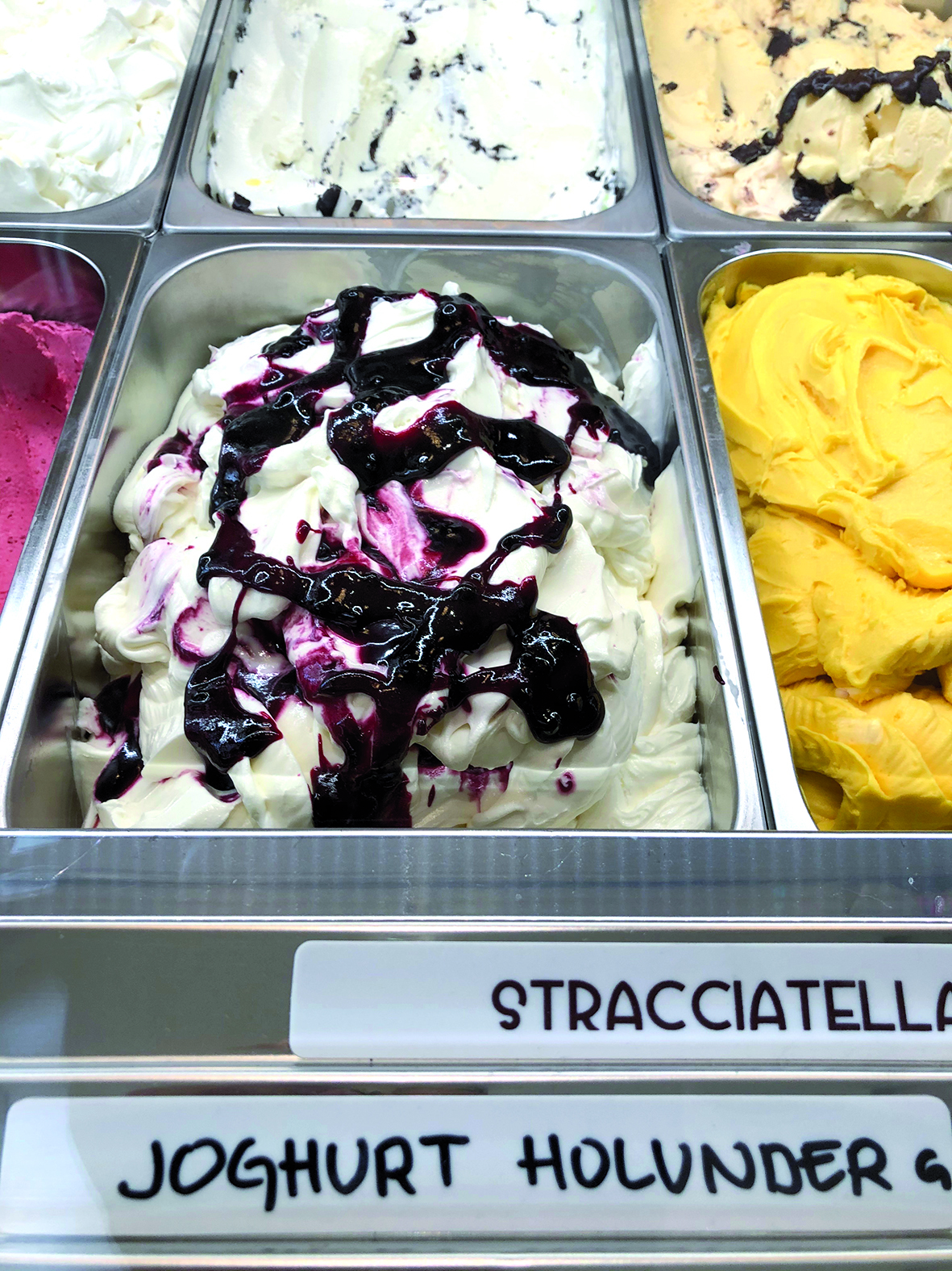 Joghurt Holunder Eis im San Marco Eiscafé in Maichingen.