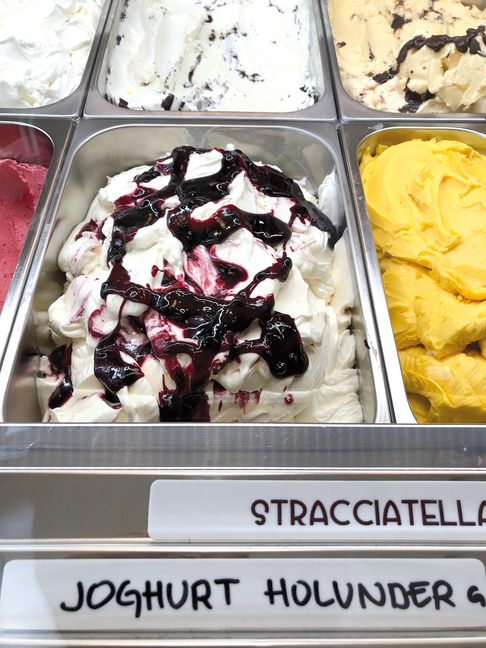 Joghurt Holunder Eis im San Marco Eiscafé in Maichingen.