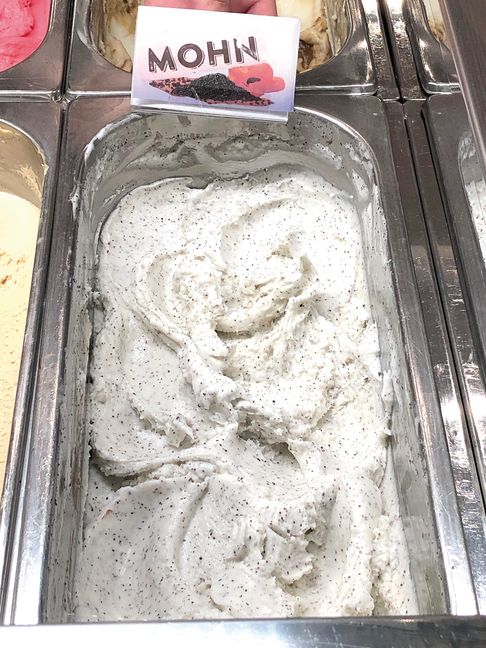 Das Eis Cafe Venedig in Sindelfingen verkauft Mohneis.