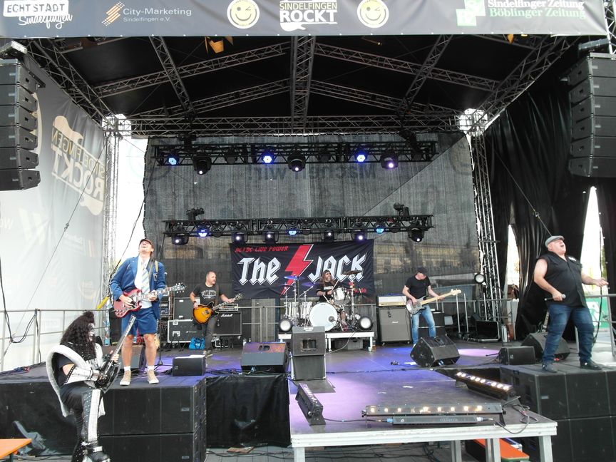 Bei Möbel Hofmeister gab es live die Songs von AC/DC mit der Band "The Jack".     Bild: Staber