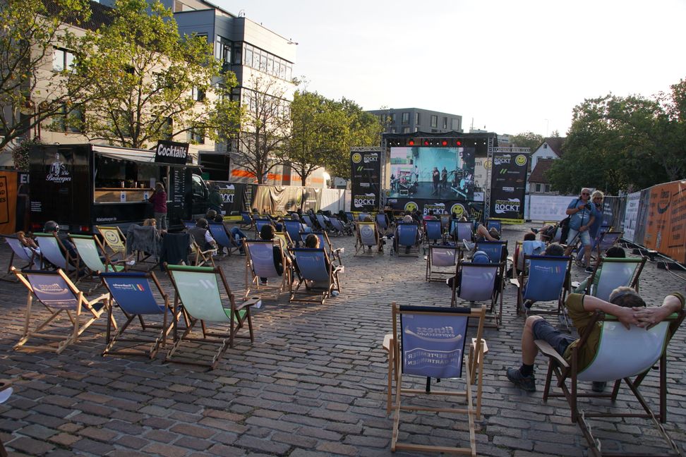 Auf dem Marktplatz hingegen konnte man sich das Konzert auf Leinwand per Kopfhörer anhören. Oder wahleise Musik von einem DJ.     Bild: Dettenmeyer