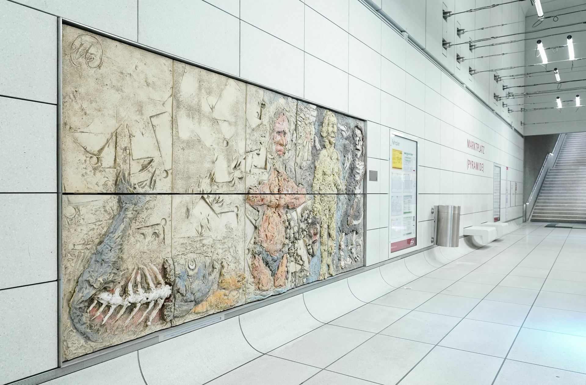 Sechs Jahre werden die Reliefs der „Genesis“ von Markus Lüpertz nun in den U-Bahn-Stationen im Karlsruher Untergrund verbleiben.