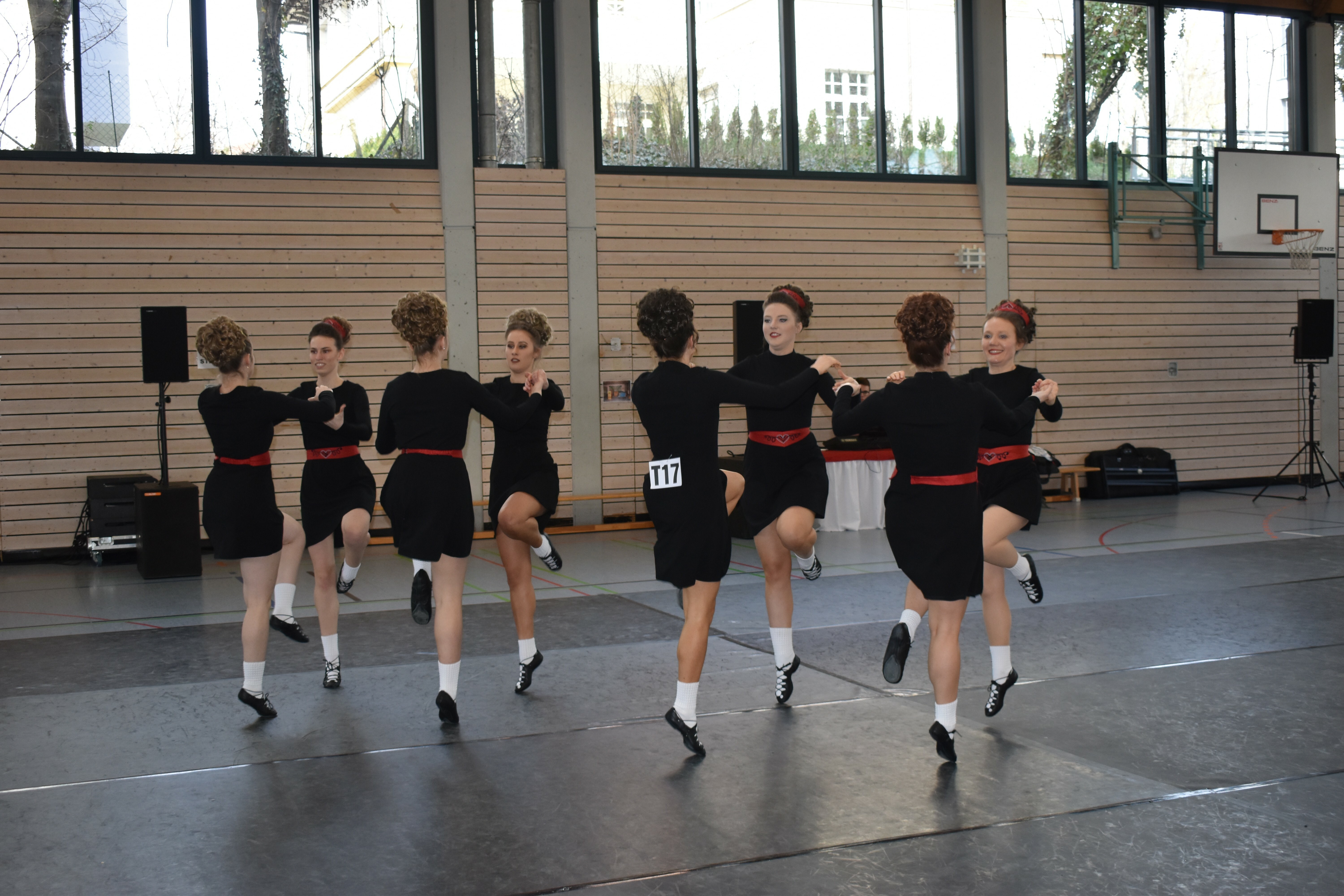 Die Gruppe des „Irish Dance in Sindelfingen“ –  Katharina Lantz, Karin Toglang, Elinor Traub, Maren Schönleben, Vanessa Dörlich, Tanja Flieder, Lara Walther und Amélie Pokorny – beim Cèilìi-Tanz „Trip to the College“.  Bild: Zondler
