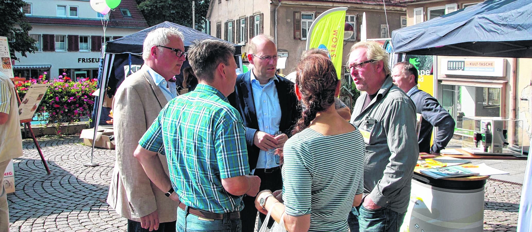 Information und Diskussion auf dem Planie-Dreieck. Energiesparen ist nach wie vor ein Thema – auch bei Stadtwerke-Geschäftsführer Dr. Karl Peter Hoffmann (links) und OB Dr. Bernd Vöhringer (Mitte). Bild: Jung