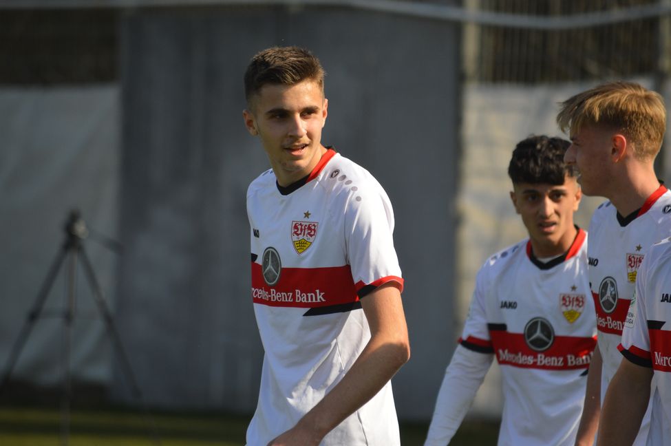 Der Sindelfinger Eliot Bujupi steht mit den U17-Junioren des VfB Stuttgart im Endspiel um die Deutsche Meisterschaft. In Gelsenkirchen trifft der VfB-Nachwuchs morgen um 10.45 Uhr auf den FC Schalke 04.
Bild: Zvizdiç