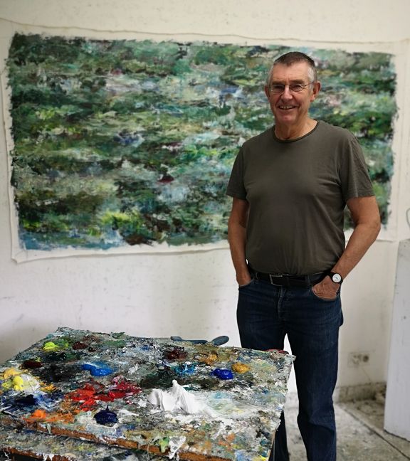 Der Aidlinger Rudi Weiss malt zum Teil großformatige Bilder. Hier ist er in seinem Atelier zu sehen.   Bild: Schilpp
