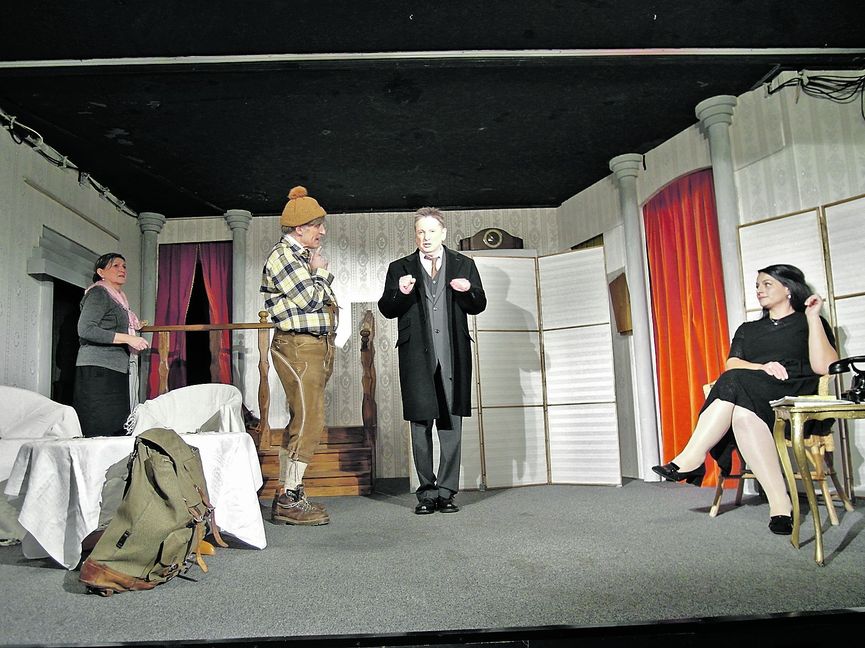 Claudia Neugebauer, Frank Schubert, Stephan Hartig und Hüllya Yurttas (von links) in der Komödie „Drei Männer im Schnee“. Bild: Staber