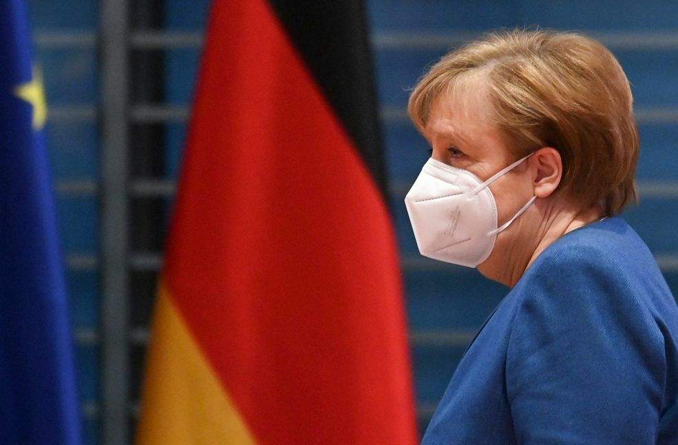 Kanzlerin Merkel mit FFP2-Maske – diese besonders wirksamen, aber auch teureren Masken könnten schon bald bundesweit verpflichtend in Bussen und Bahnen getragen werden müssen.
