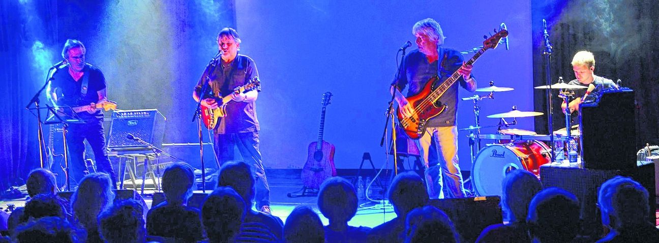 40 Jahre „If You Wanted To“: Gitarrist Reiner Pfleiderer, Sänger Joachim Kupke, Bassist Herbert Renz und Schlagzeuger Alexander Schumacher (von links) beim Jubiläumskonzert im Pavillon. Bilder: Stampe