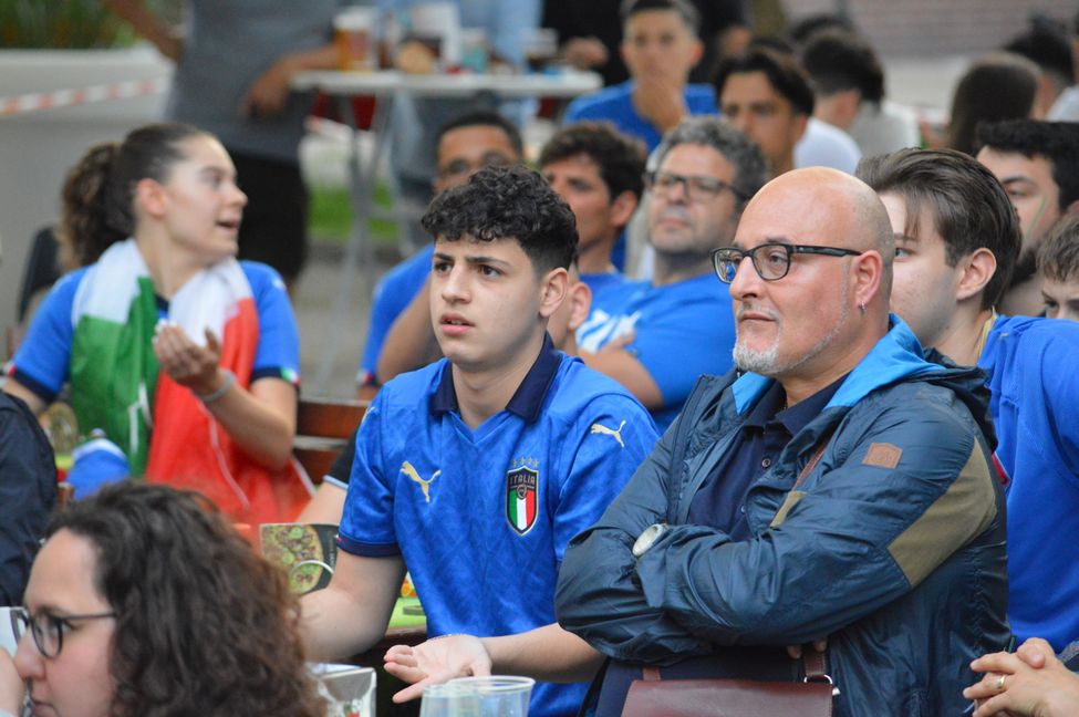 Die Squadra Azzurra machte es den italienischen Fans nicht leicht. Immer wieder war zu hören: "Bloß kein Elfmeterschießen."Bild: Zvizdiç