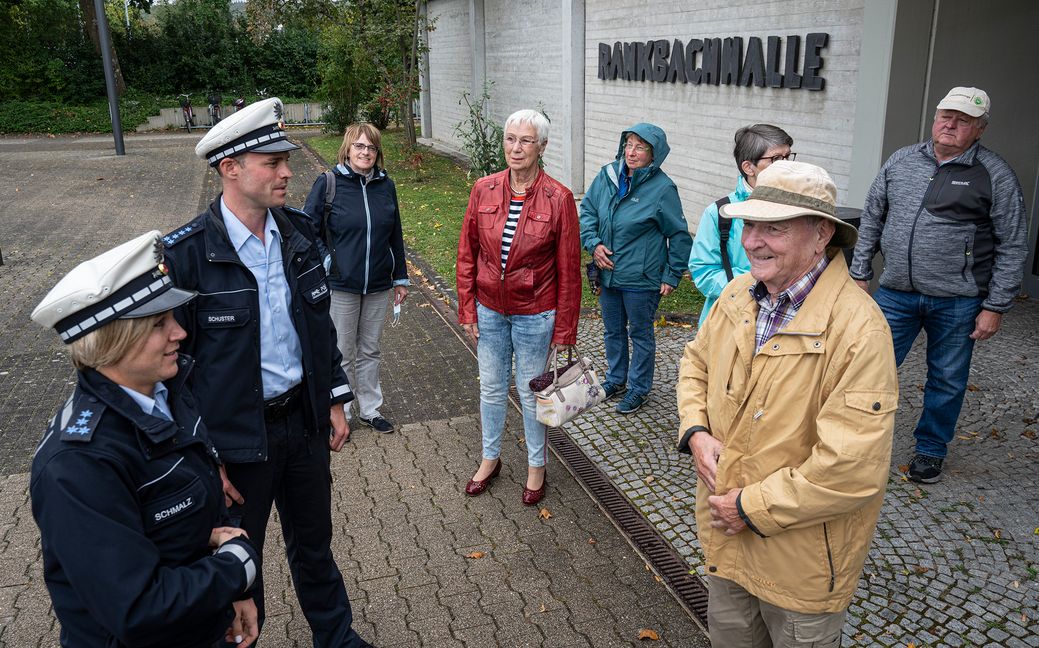 Vom falschen Polizeibeamten bis zum Schockanruf erfuhren die Senioren in der Renninger Rankbachhalle viele Tricks der Betrüger von den Polizisten Moritz Schuster und Julia Schmalz.   Bild: Richter